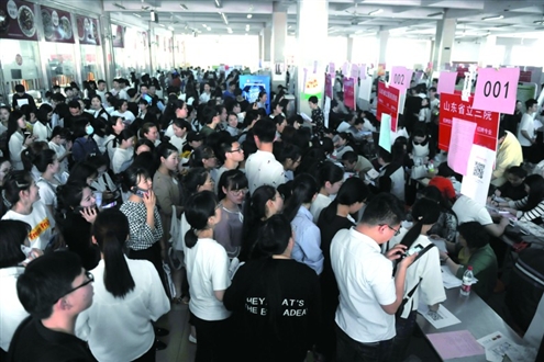 济南:公立医院招聘填张表要排队2小时 男护士