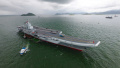中国两大航母首次在大连造船厂内