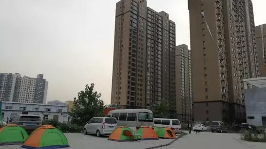 郑州一小区业主门口搭帐篷维权：买房10年交房仍无望