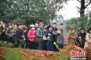 广西柳州免费为百余名逝者进行花葬 让生命回归自然