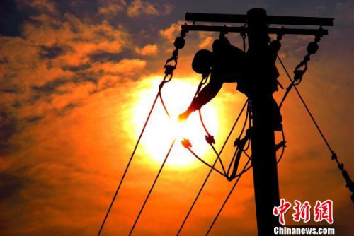 山东省文登市供电公司工作人员进行农村电网改造架线工作。牟瑞仙 摄