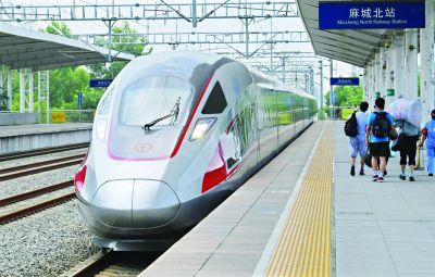 全球最长高速列车 加长版复兴号在汉开跑