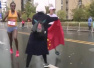 苏州马拉松两个递国旗的志愿者，为何成了运动员夺冠的“坎”？