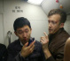 老外在北京地铁10号线公然打人　中国小伙被打的鼻血横流