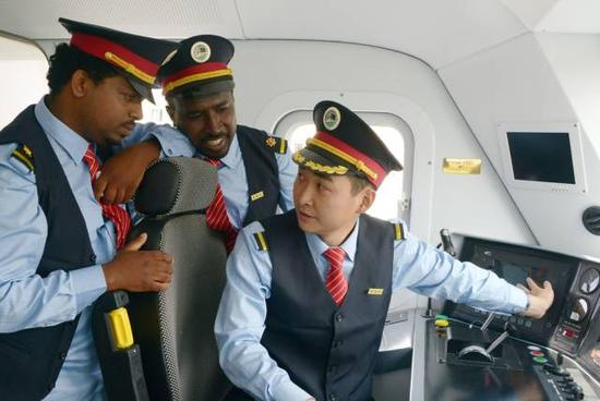中方列车司机刘继（右）对埃塞俄比亚司机进行指导。