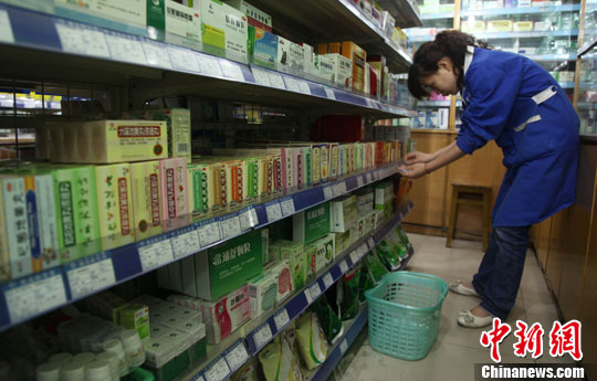 重庆一家药房的货架上已找不到“问题胶囊”。中新社发 陈超 摄