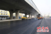 郑州农业路高架地面层沥青开始铺装　附属设施逐步安装