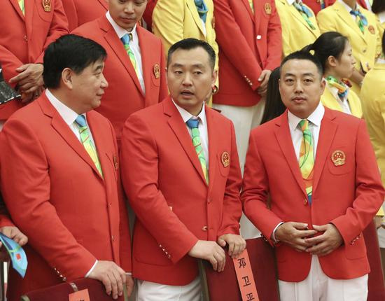 这是参加会见的教练员王义夫、孔令辉和刘国梁（前排从左至右）。新华社记者兰红光摄