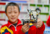 河北邢台：零距离接触机器人　让孩子们近距离体验科技
