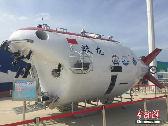 图为6月23日，“蛟龙”号1:1模型在国家深海基地码头展出。 <a target='_blank' href='http://www.chinanews.com/'>中新社记者 阮煜琳 摄