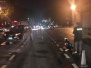 郑州街头深夜发生交通事故　执勤特警紧急救助