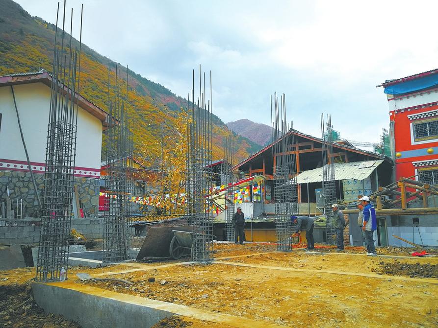 灾后重建中的九寨沟县漳扎镇漳扎村民房。
