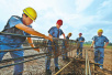 洛阳高新区银隆新能源洛阳产业园建设工地　工人在绑扎柱基钢筋