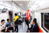 地铁也霸座：北京10号线早高峰一男子躺占4个座