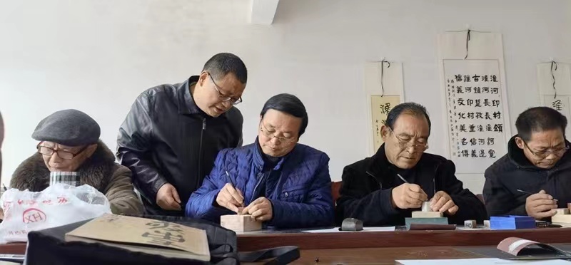 光州印社志愿者为农民朋友传授篆刻创作知识和技巧 唐咏声 摄