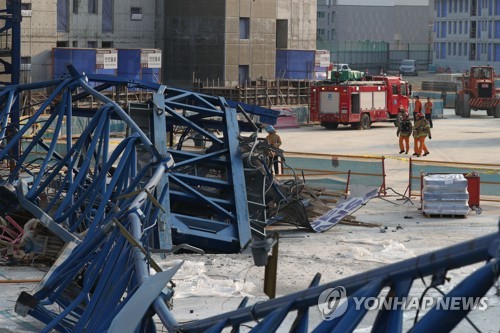 韩京畿道发生塔吊倒塌事故 已致3人死亡