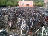 毕业季　郑州各大高校自行车被抛弃后堆成山