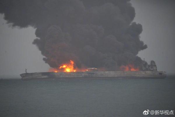 东海13万吨油轮撞船起火