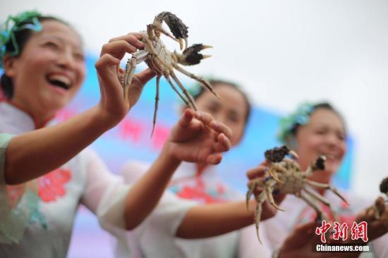 10月2日，“渔姑娘”展示新鲜捕捞的洪泽湖大闸蟹。<a target='_blank' href='http://www.chinanews.com/'>中新社记者 泱波 摄