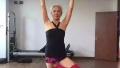 一身肌肉！72岁“瑜伽奶奶”坚持练瑜伽12年