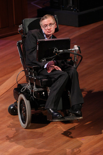 资料图片：2010年6月2日，著名物理学家斯蒂芬·霍金在美国纽约举行的世界科学节开幕式上发表讲话。新华社发