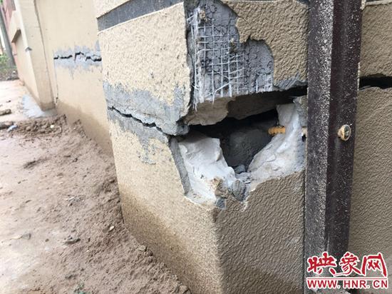 开发商当场砸墙自证 郑州一安置房墙体裂缝　