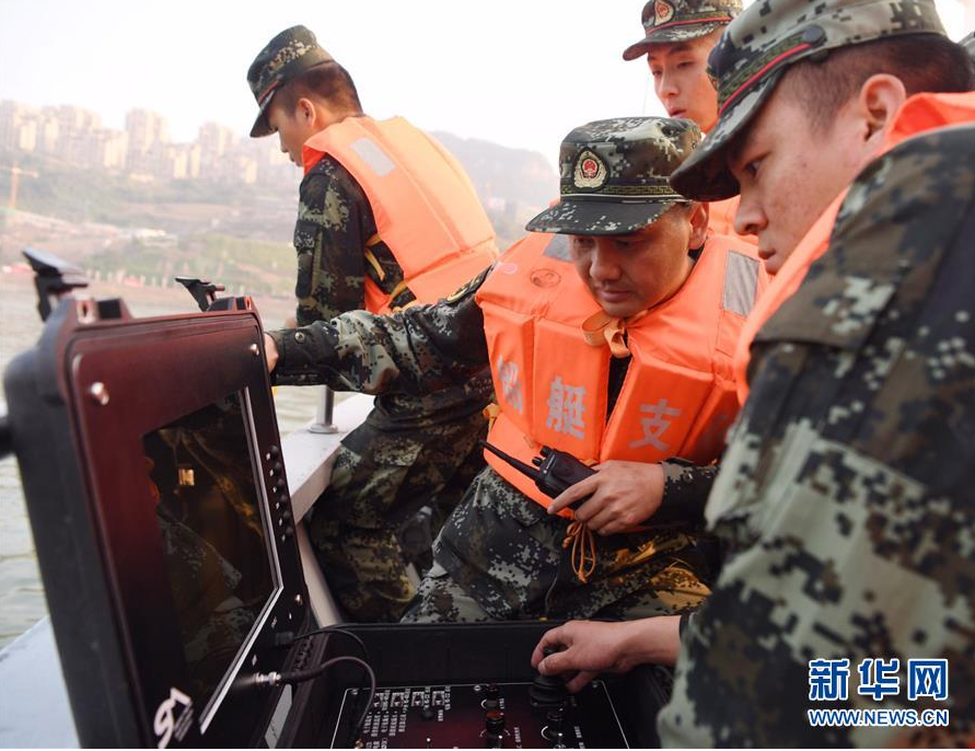 10月28日，武警重庆市总队船艇支队队员在通过水下机器人进行搜救。新华社记者 王全超 摄