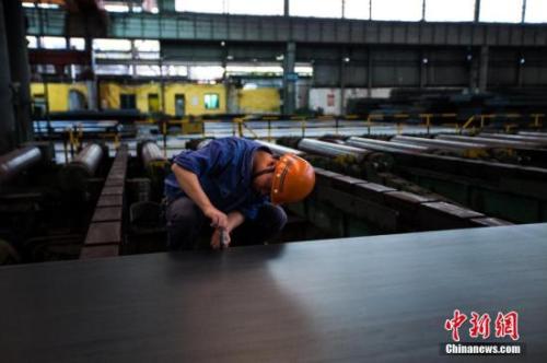 3资料图：钢铁炼制工人正在工作。李南轩 摄
