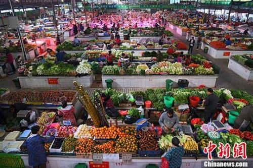 资料图：市民在广西南宁市华园菜市选购新鲜蔬菜。 <a target='_blank' href='http://www.chinanews.com/'>中新社记者 胡雁 摄