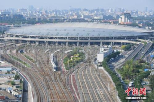 6月26日，由上海虹桥站始发的G124次“复兴号”高铁列车准时抵达北京南站。<a target='_blank' href='http://www.chinanews.com/'>中新社记者 崔楠 摄